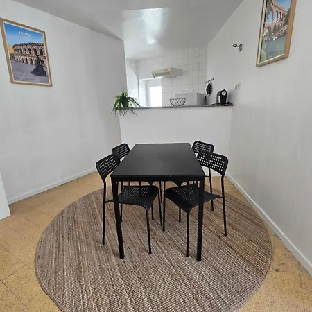 Bright Near The Arena And Train Station Apartment