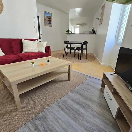 Bright Near The Arena And Train Station Apartment *