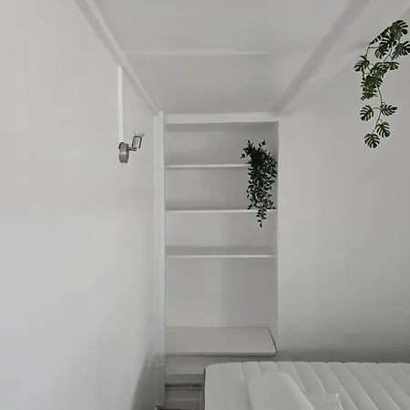 Bright Near The Arena And Train Station Apartment *