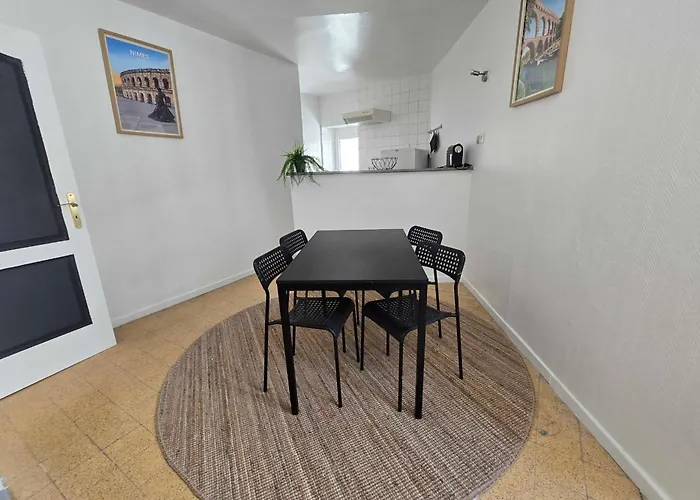 Bright Near The Arena And Train Station Apartment