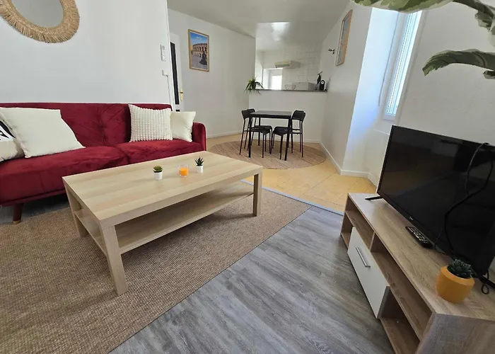 Bright Near The Arena And Train Station Apartment *