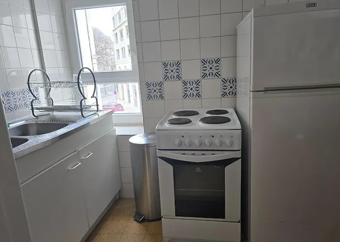 Bright Near The Arena And Train Station Apartment *