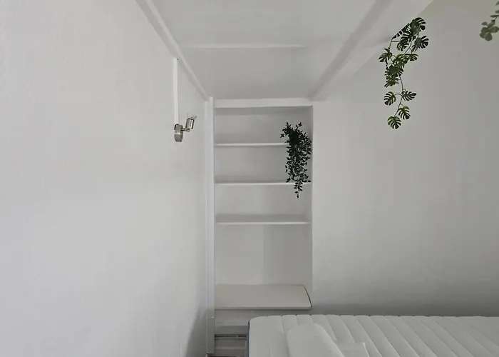 Bright Near The Arena And Train Station Apartment *