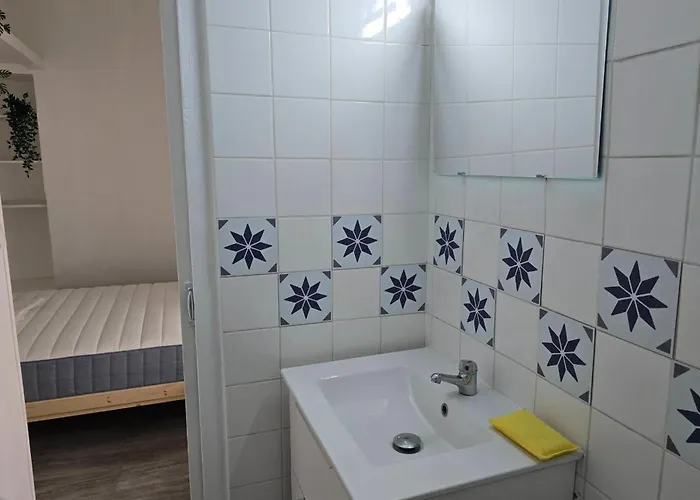 Bright Near The Arena And Train Station * Nimes